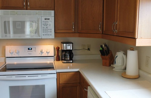 Colpoys Bay Cottage | GEORGIAN BAY RETREAT-Stone Fireplace-Hot Tub- Dock- No Cleaning Fee!