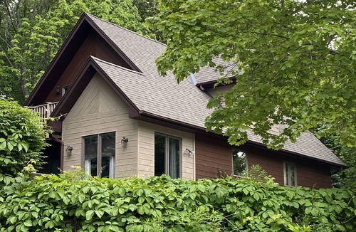 Colpoys Bay Cottage | GEORGIAN BAY RETREAT-Stone Fireplace-Hot Tub- Dock- No Cleaning Fee!