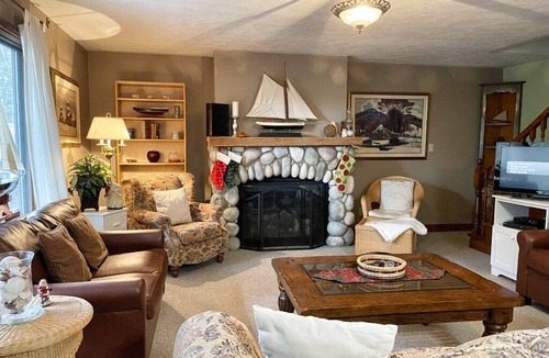 Colpoys Bay Cottage | GEORGIAN BAY RETREAT-Stone Fireplace-Hot Tub- Dock- No Cleaning Fee!
