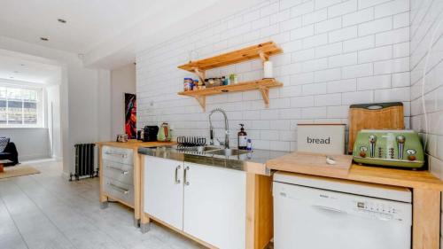 Georgian Quarter House | Georgian Residence - Sleeps 8, 4BR plus Parking