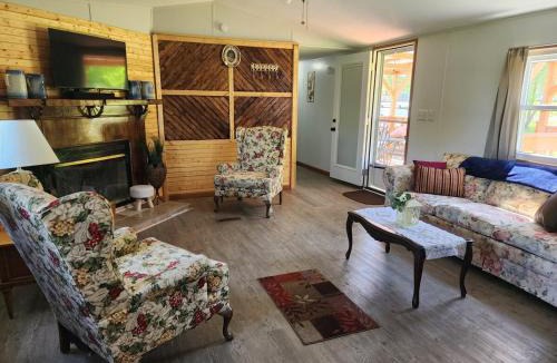 Wagoner House | Georgie's Getaway! Beautiful 3bd 2ba lake view