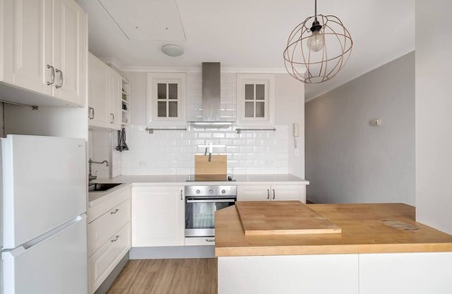 Newtown Apartment | Georgina Mid Century Modern Poolside Stay