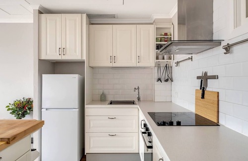 Newtown Apartment | Georgina Mid Century Modern Poolside Stay