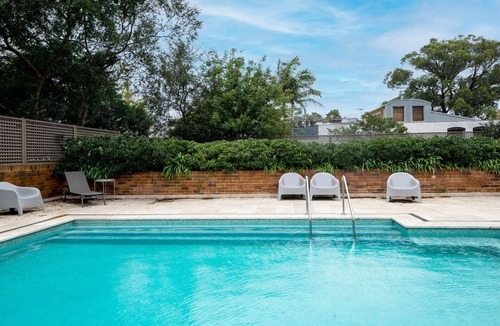 Newtown Apartment | Georgina Mid Century Modern Poolside Stay