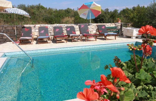 Grohote House | Geräumige Ferienvilla mit Pool und Meerblick by Interhome