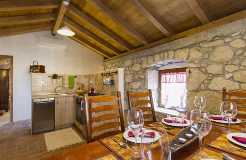 Brsec House | Geräumiges Ferienhaus in Brseč mit Privatem Pool by Interhome