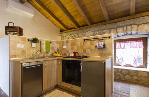 Brsec House | Geräumiges Ferienhaus in Brseč mit Privatem Pool by Interhome