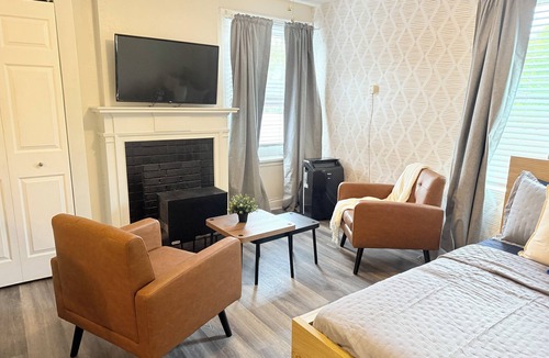 Merion Village Apartment | German Village Studio, Full Kitchen, Sleeps 2