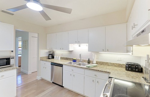 Siesta Key Apartment | Gertrude's Siesta | 8-steps to Beach Path! 4-min Dining & Music! Hammocks, Snorkeling, Sunsets