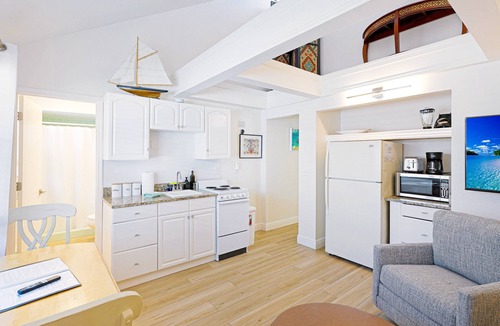 Siesta Key Apartment | Gertrude's Siesta | 8-steps to Beach Path! 4-min Dining & Music! Hammocks, Snorkeling, Sunsets