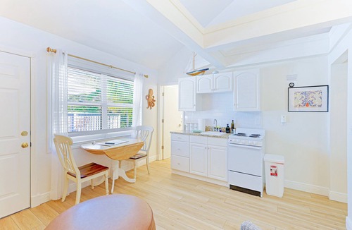 Siesta Key Apartment | Gertrude's Siesta | 8-steps to Beach Path! 4-min Dining & Music! Hammocks, Snorkeling, Sunsets