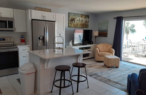 Bayview Condo | Get an additional 5% discount when you book 90 days, June, July and Aug 2026