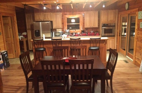 Quitman House | Get away from EVERYTHING! Secluded from the world. 300ft Water Front Log Cabin.