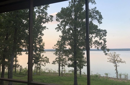 Quitman House | Get away from EVERYTHING! Secluded from the world. 300ft Water Front Log Cabin.