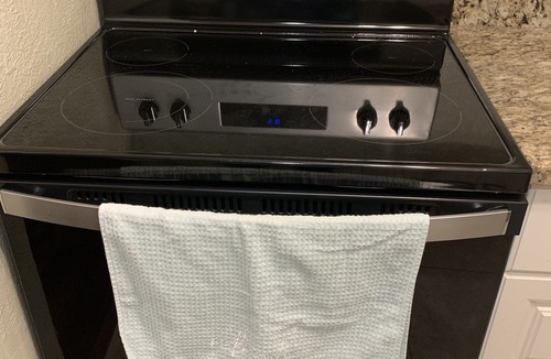 Bay Area Condo | Get it while you can. Feels like home. Roomy condo full kitchennn