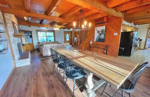 Utopia Cabin | Get Outside for Spring Break-13 mi to Lost Maples SNA, 22 mi to Garner Park!