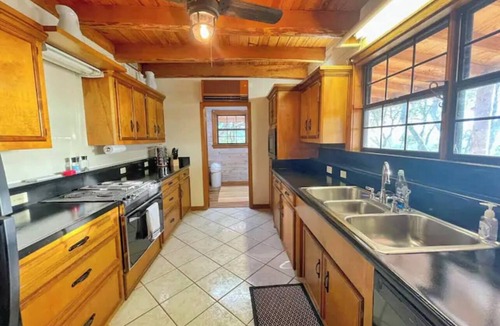 Utopia Cabin | Get Outside for Spring Break-13 mi to Lost Maples SNA, 22 mi to Garner Park!