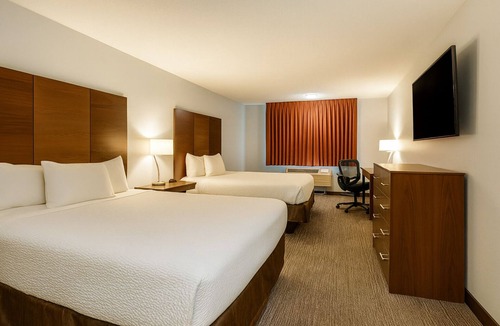 Grants Pass Hotel | Get Ready for Adventure! Minutes Away from Rogue River and Hellgate Canyon!