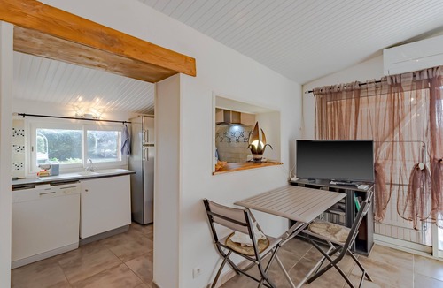 Saint-Avit-Saint-Nazaire House | Getaway at Les Pouges – Renovated House with Garden, Fast Wi-Fi, Barbecue