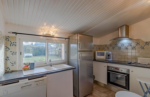 Saint-Avit-Saint-Nazaire House | Getaway at Les Pouges – Renovated House with Garden, Fast Wi-Fi, Barbecue