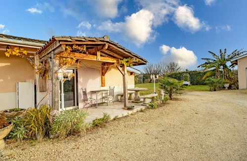 Saint-Avit-Saint-Nazaire House | Getaway at Les Pouges – Renovated House with Garden, Fast Wi-Fi, Barbecue