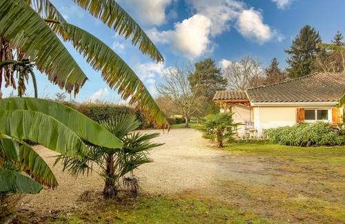 Saint-Avit-Saint-Nazaire House | Getaway at Les Pouges – Renovated House with Garden, Fast Wi-Fi, Barbecue