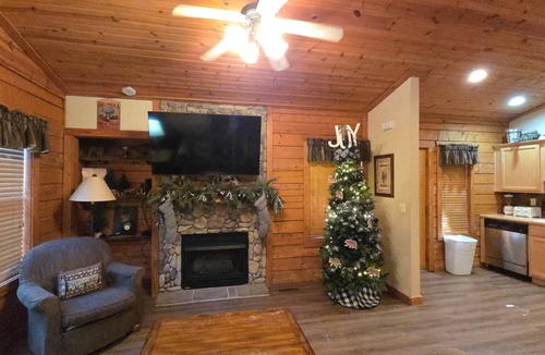 Branson Theater District Cabin | Getaway Cabin for Two with Fireplace & Whirlpool Tub - Minutes from Entertainment!