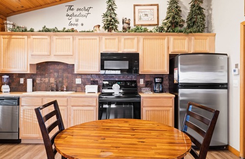 Branson Theater District Cabin | Getaway Cabin for Two with Fireplace & Whirlpool Tub - Minutes from Entertainment!