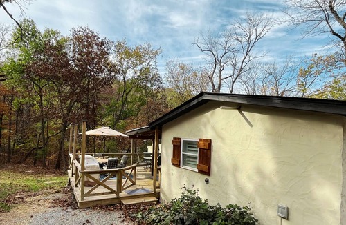 Hulbert Cabin | Getaway Cabin: Fort Gibson Lake Retreat with Spacious Patio for Family & Friends