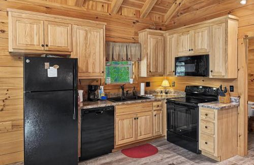 Farmville House | Getaway Cabin - Hot tub, Fire Pit, Direct Nature Trail Access