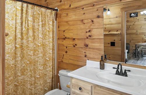 Farmville House | Getaway Cabin - Hot tub, Fire Pit, Direct Nature Trail Access