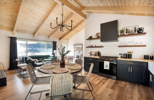 Running Springs Cabin | Getaway Cabin | Spa & Deck | Romantic Fireplace
