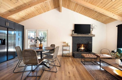 Running Springs Cabin | Getaway Cabin | Spa & Deck | Romantic Fireplace