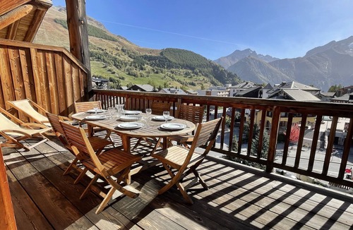 Venosc Apartment | Getaway for 10 Near Slopes