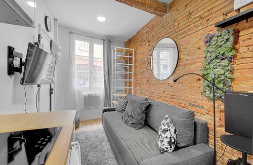 Carmes Apartment | Getaway For 2, Beautiful Studio Near The Garonne