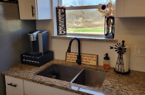 Commerce House | Getaway in a Peaceful Quiet Barndominium