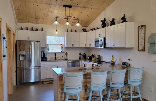 Commerce House | Getaway in a Peaceful Quiet Barndominium