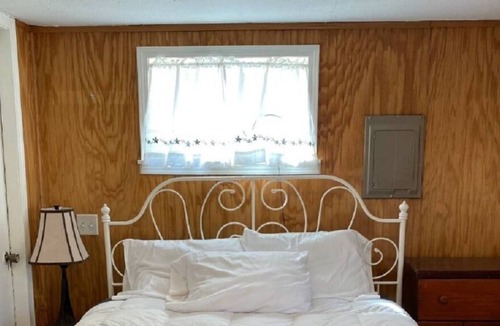 Manhattan House | Getaway in the barn, one bedroom apartment.