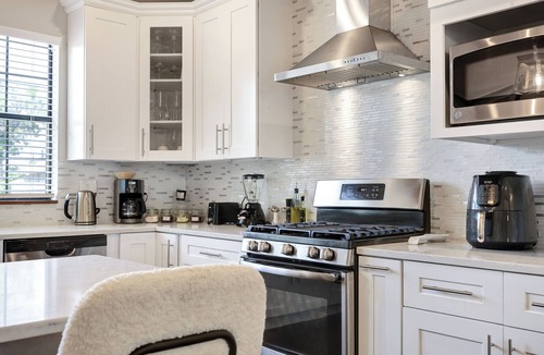 Eastside Promise Neighborhood House | Getaway Near River Walk DT | Yard BBQ Pet | Games