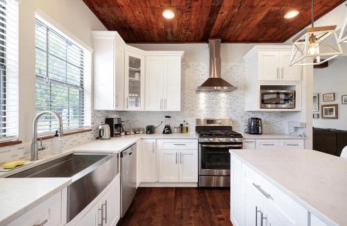 Eastside Promise Neighborhood House | Getaway Near River Walk DT Yard BBQ Pet Games