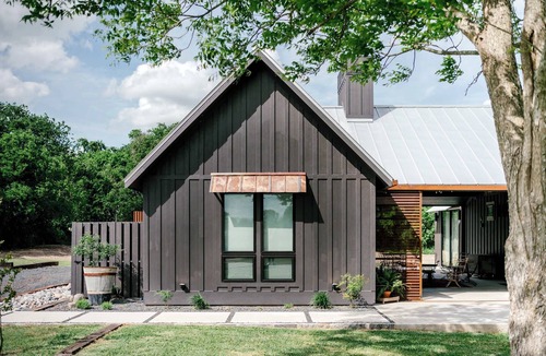 Burton House | Getaway Near RT | Sunset Views & Firelight