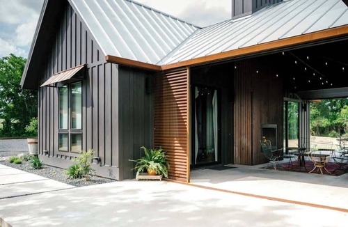 Burton House | Getaway Near RT | Sunset Views & Firelight