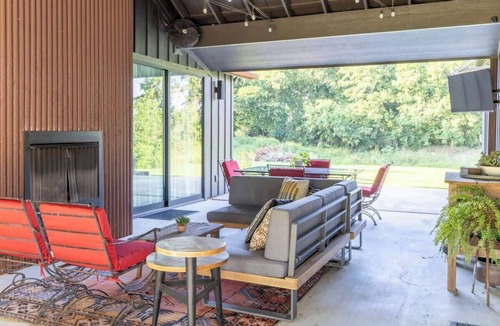 Burton House | Getaway Near RT | Sunset Views & Firelight
