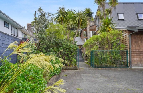 St. Heliers Apartment | Getaway Pad with garden and courtyard