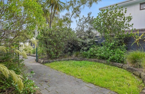 St. Heliers Apartment | Getaway Pad with garden and courtyard