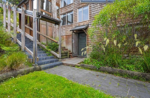 St. Heliers Apartment | Getaway Pad with garden and courtyard