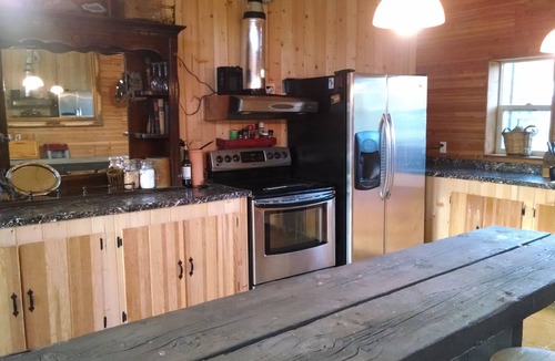 Republic House | Getaway retreat overlooking beautiful Curlew Lake