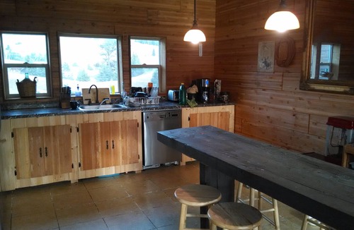 Republic House | Getaway retreat overlooking beautiful Curlew Lake