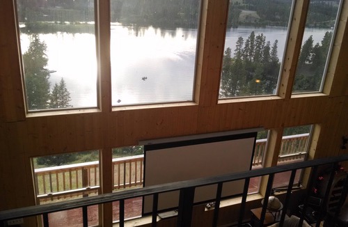 Republic House | Getaway retreat overlooking beautiful Curlew Lake