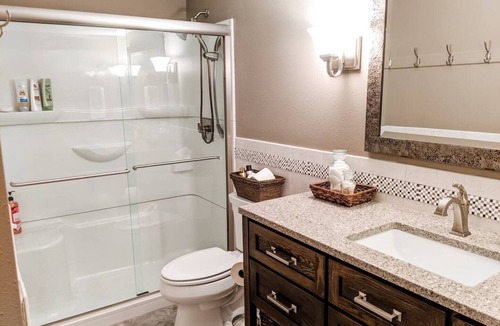 Decorah Cabin | Getaway Suite at Rustic Acres